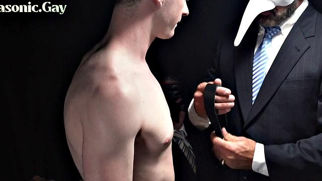 послушный парень терпит жесткий анал на тайном обряде