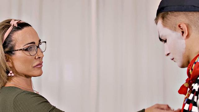 aubrey black демонстрирует зрелое тело и гладкую киску