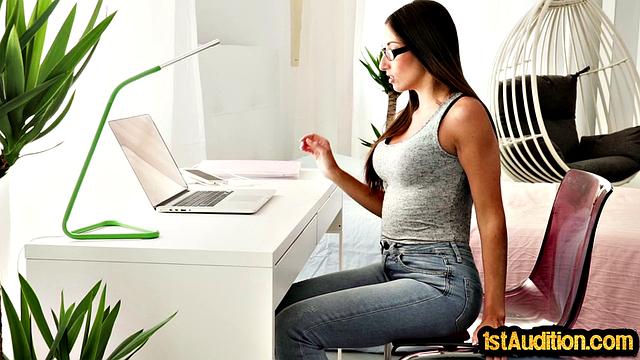 Хрупкая блондинка пришла на кастинг и не устояла перед членом, жестко оттрахали с первого раза.