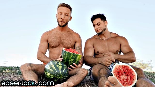 Качок на спорте кайфует от жесткого анального секса с парнем после страстных ласк.