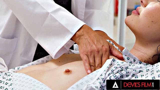 Подглядывай, как Лиз Джордан мастурбирует в кабинете и устраивает 69 с доктором Даной Весполи!