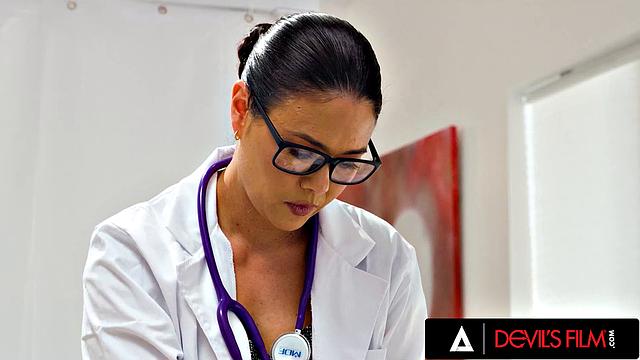 Подглядывай, как Лиз Джордан мастурбирует в кабинете и устраивает 69 с доктором Даной Весполи!