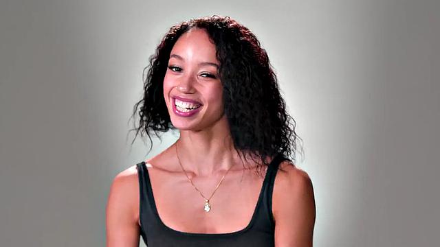 Татуированная чернокожая обрабатывает себя до дикого оргазма