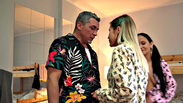 Hostel babe squirting after cockriding in 3some