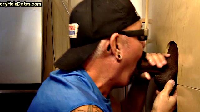 Homemade gloryhole DILF sucks black dong till cum in mouth