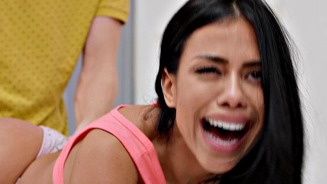 Татуированная брюнетка срывается: бешеный анал и сквирт на лицо