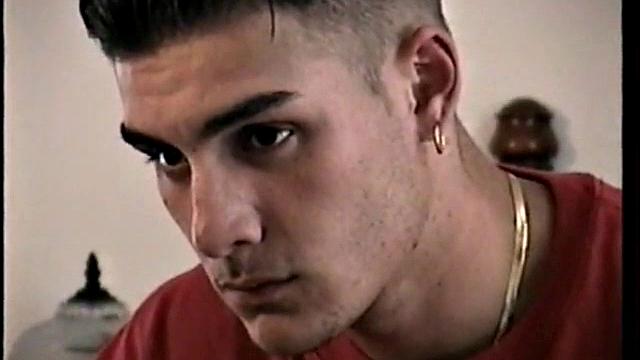 Тони-натурал впервые пробует мужской минет и кончает от удовольствия.