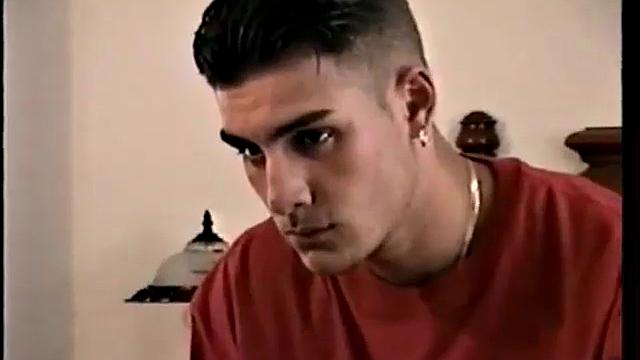 Тони-натурал впервые пробует мужской минет и кончает от удовольствия.