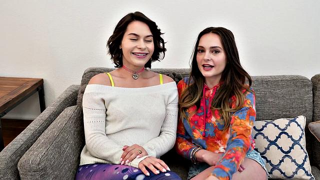 три подруги меряются, кто выжмет из папика больше подарков