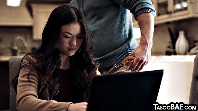 Хрупкая азиатка и блондинка милф делят одного любовника втроем.