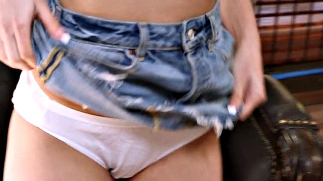 Эмили сосёт и принимает в анал по полной