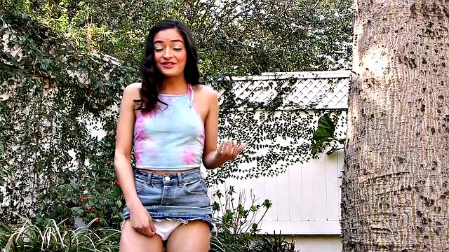 Эмили сосёт и принимает в анал по полной