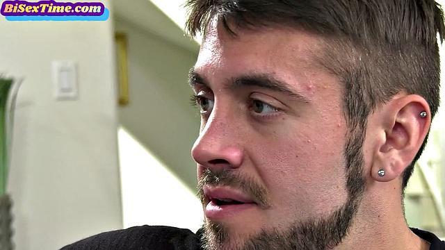 Две опытные бляди трахаются с мужиками в жесткой бисексуальной подборке.