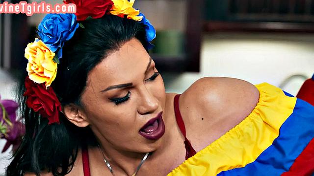 испанская зрелая транса трахается с подругой после латинской вечеринки