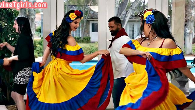 испанская зрелая транса трахается с подругой после латинской вечеринки