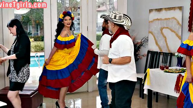 испанская зрелая транса трахается с подругой после латинской вечеринки