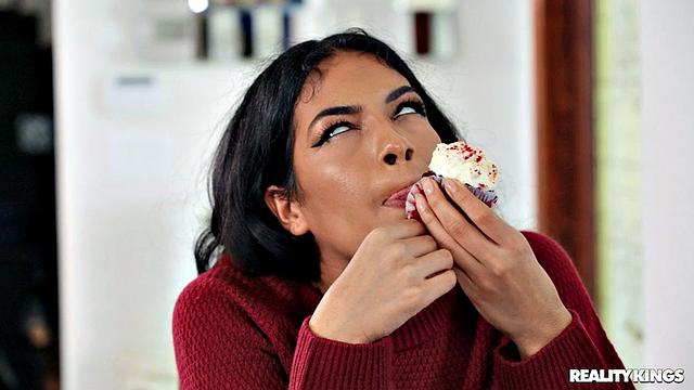 Майя Фаррел наслаждается пирожным, а под столом её развлекает Тайлер Стил как домашний любимец - вот такой перекус вышел!