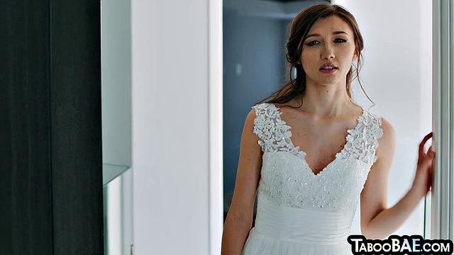 Смотри, как зрелая соблазнительница и стройная красотка делят один член втроем с мужиком.