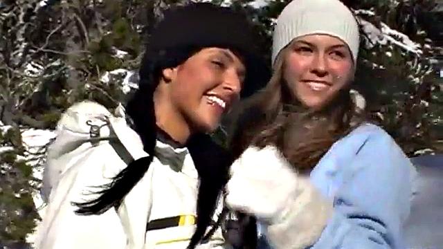 Сносят крышу на склоне - лыжницы раздразнили и показали сиськи