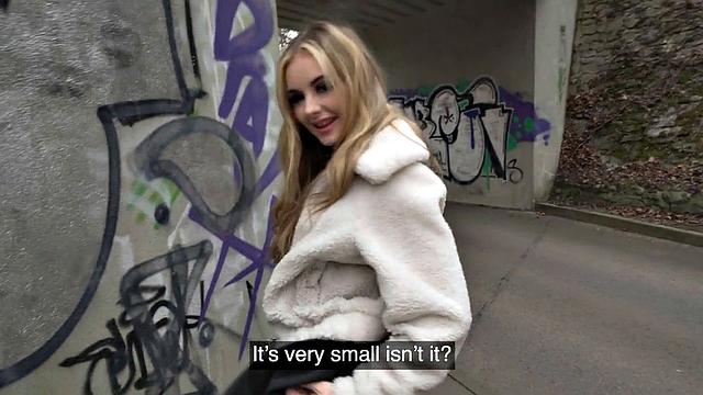 стройная красавица трахается на улице за быстрый кэш, pov как часть работы