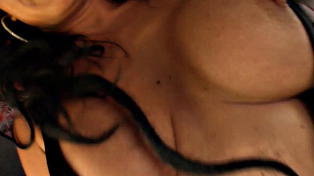 Огненная милфа получает двойное удовольствие от двух здоровяков на природе