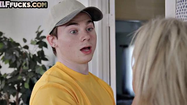 Busty cougar gets pussysmashed while riding cock