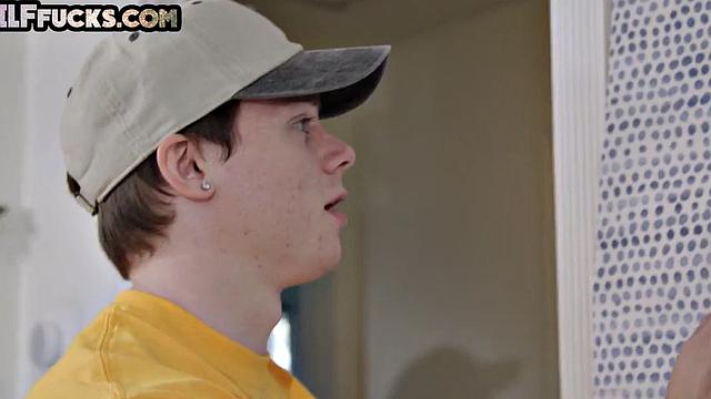 Busty cougar gets pussysmashed while riding cock