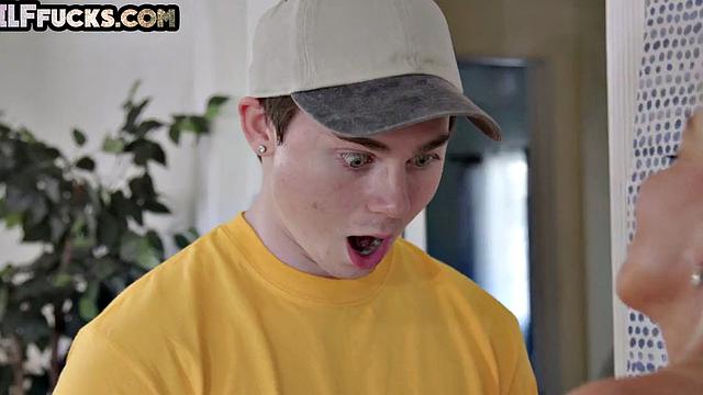 Busty cougar gets pussysmashed while riding cock