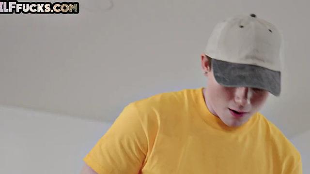 Busty cougar gets pussysmashed while riding cock