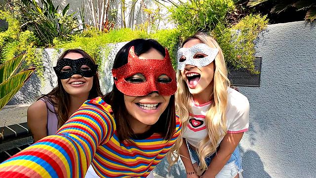 три подруги разыгрывают соседа и трахаются с ним