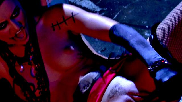 Косплеерша в чулках моется, но мочалку заменяет дилдо