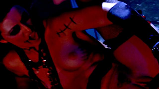 Glamcore cosplayer dildo fucking pussy under the shower