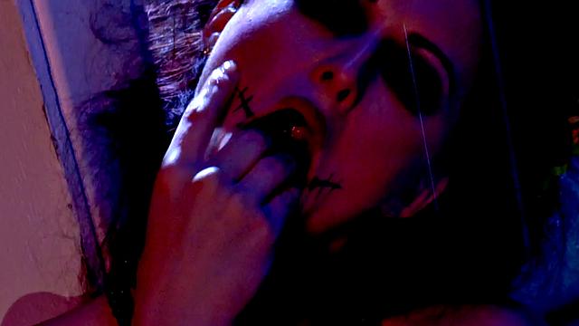 Косплеерша в чулках моется, но мочалку заменяет дилдо