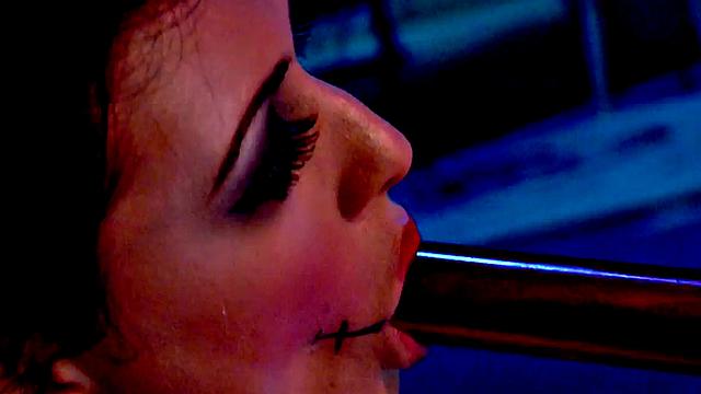 Косплеерша в чулках моется, но мочалку заменяет дилдо