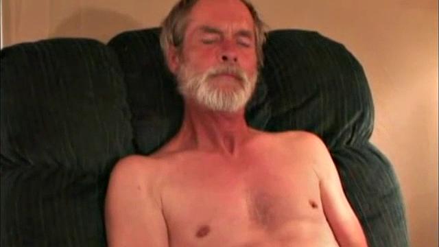 смотри, как зрелый мужик дрочит и кончает на камеру