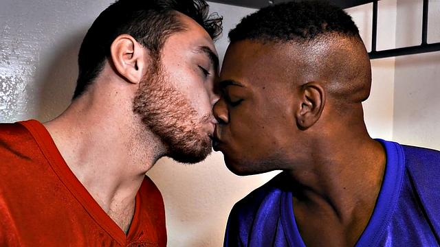 Footlicking hunk barebacking for jizz in interracial