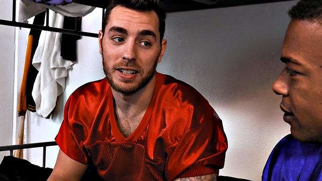 Footlicking hunk barebacking for jizz in interracial