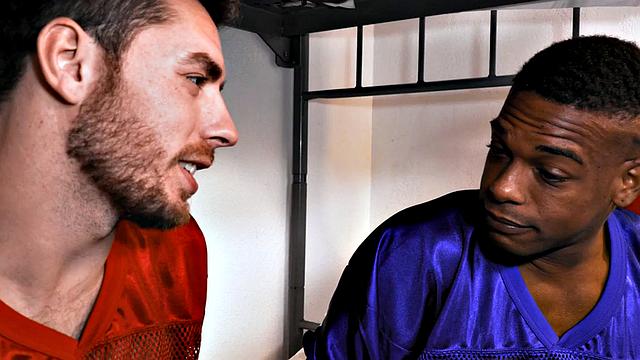 Footlicking hunk barebacking for jizz in interracial