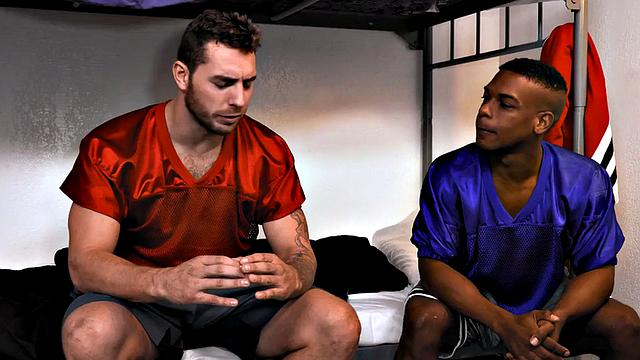 Footlicking hunk barebacking for jizz in interracial