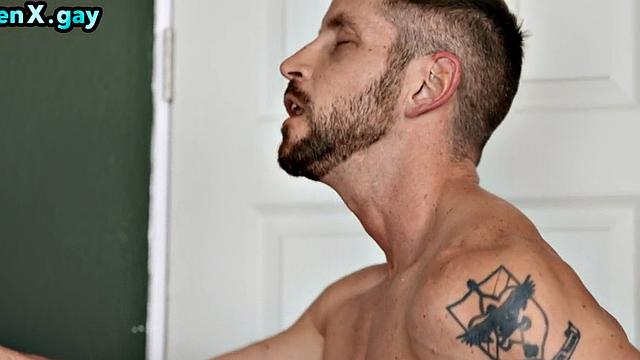 Брутальный качок жестко отымел худого парня после душа