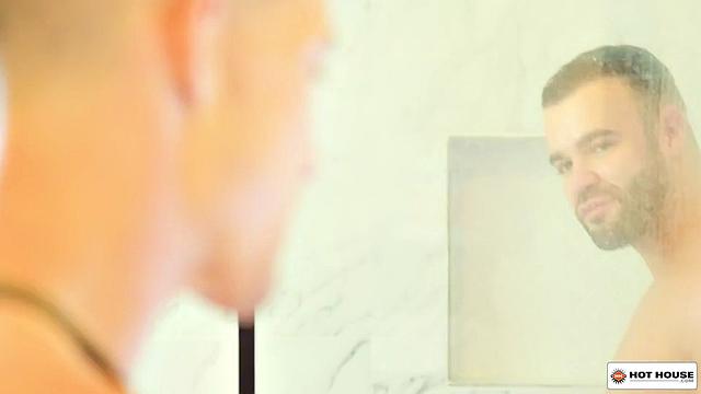 два жеребца бреют жопы, жадно вылизывают и жёстко трахаются в душе