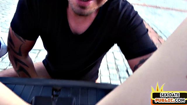 Похотливая нимфоманка получает жёсткий догги на улице