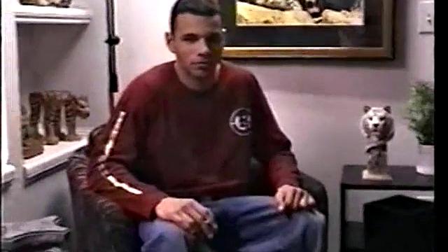 Дино сдается страстному минету от мужика