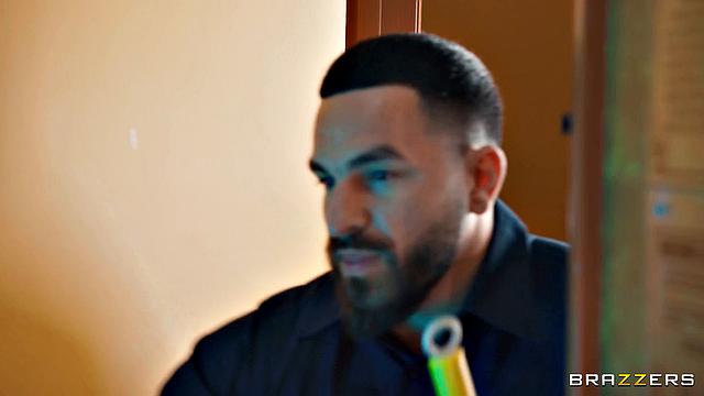 брюнетка трахается в солярии и раздевалке