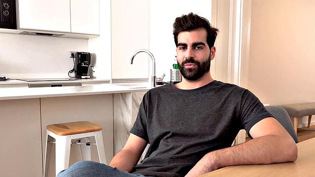 парень смотрит, как друг трахает его девушку и кончает ей в рот