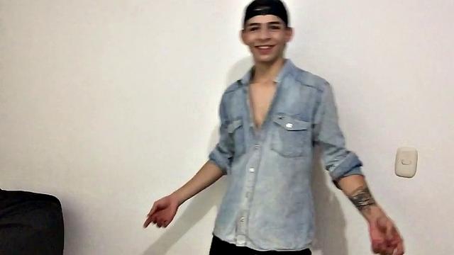 Пол устраивает сольник и трахает себя игрушкой на полную