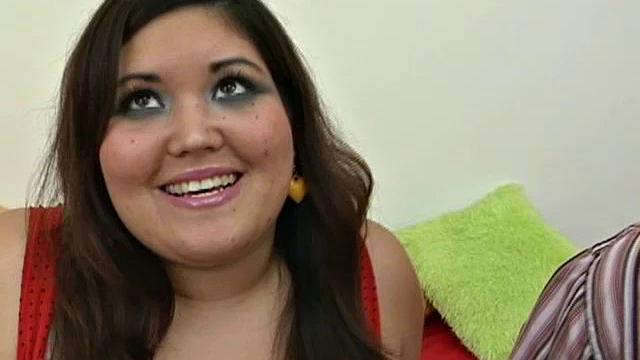 полненькая брюнетка договаривается с хозяином квартиры через секс