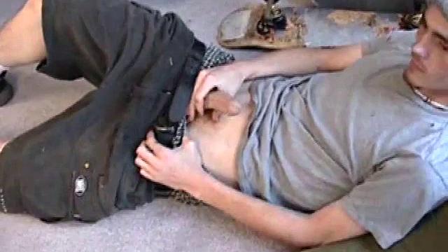 Пятеро парней дрочат и сосут друг другу по-животному