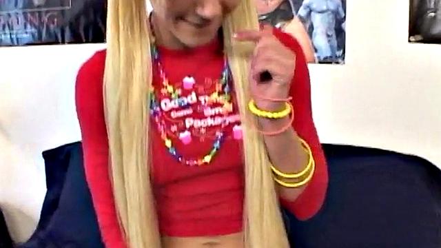 Lexy глубоко дрочит пальчиками свою гладкую, влажную киску