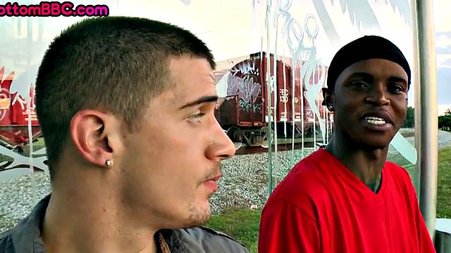 чёрный гопник получает в жопу от белого парня